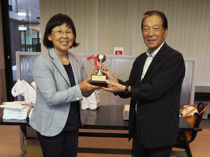 写真左が優勝したジローの村田節子会長、同右は山口伊太郎ゴルフ部会長.jpg