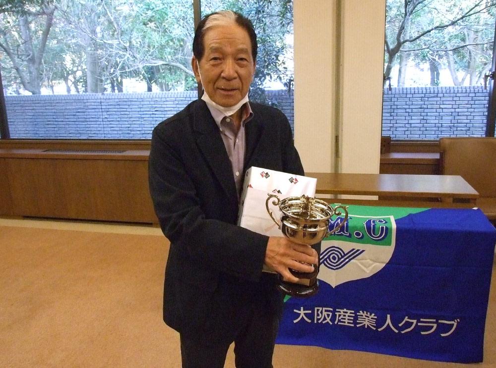 ゴルフ大会で優勝した、大阪産業人クラブゴルフ部会会長の山口伊太郎氏（アジア化成工業所社長）.jpg