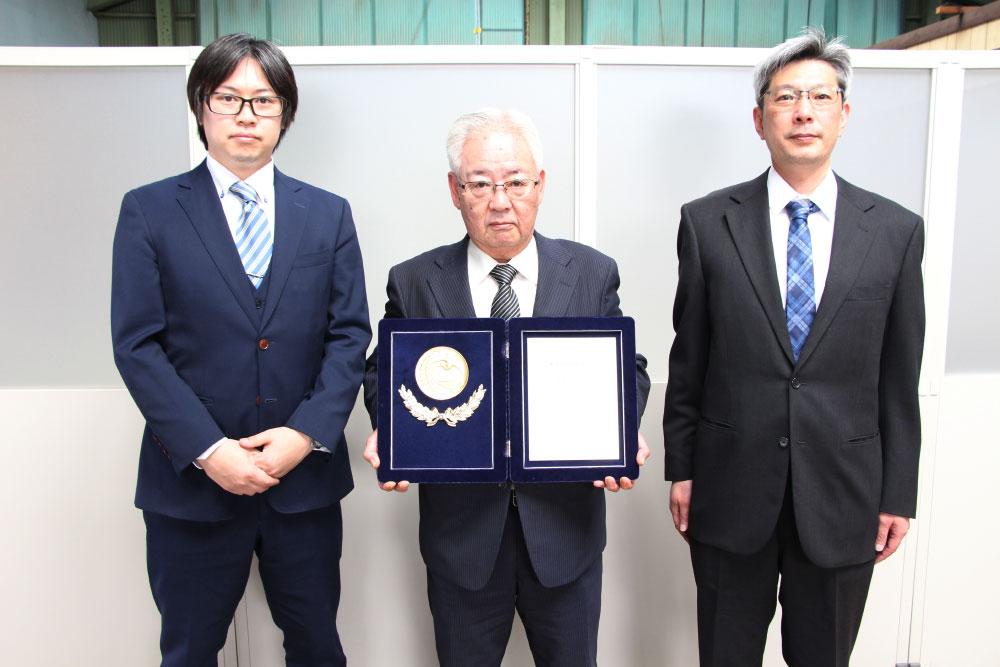 西海記念賞を受賞した杉田電線の杉田幸男社長（中央）.jpg